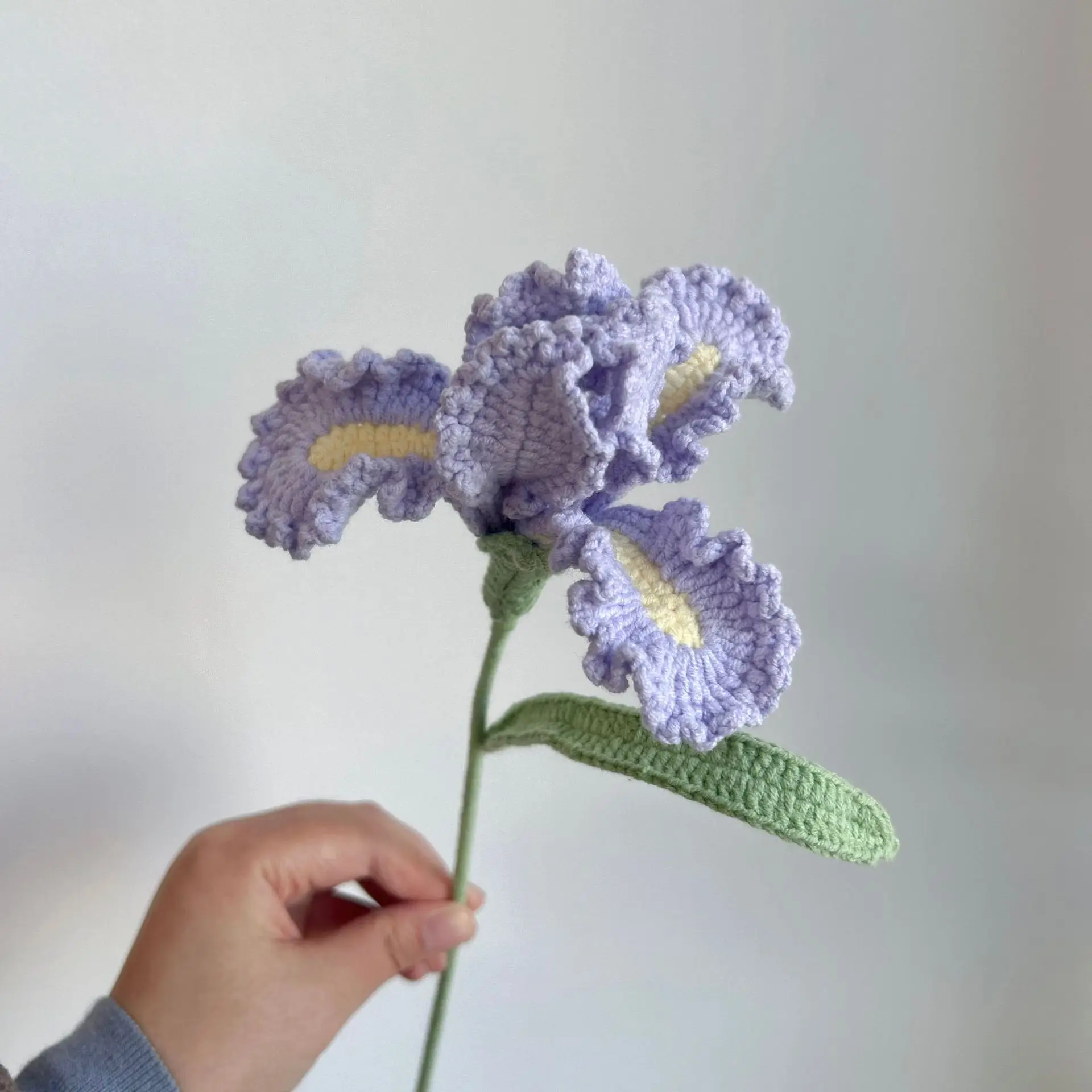 Wunderschöner gehäkelter Iris-Blütenzweig, handgemachter gestrickter Blumenstrauß, künstliche Blumen, Raumdekoration, Geschenk für den Schreibtisch. – Detail 4