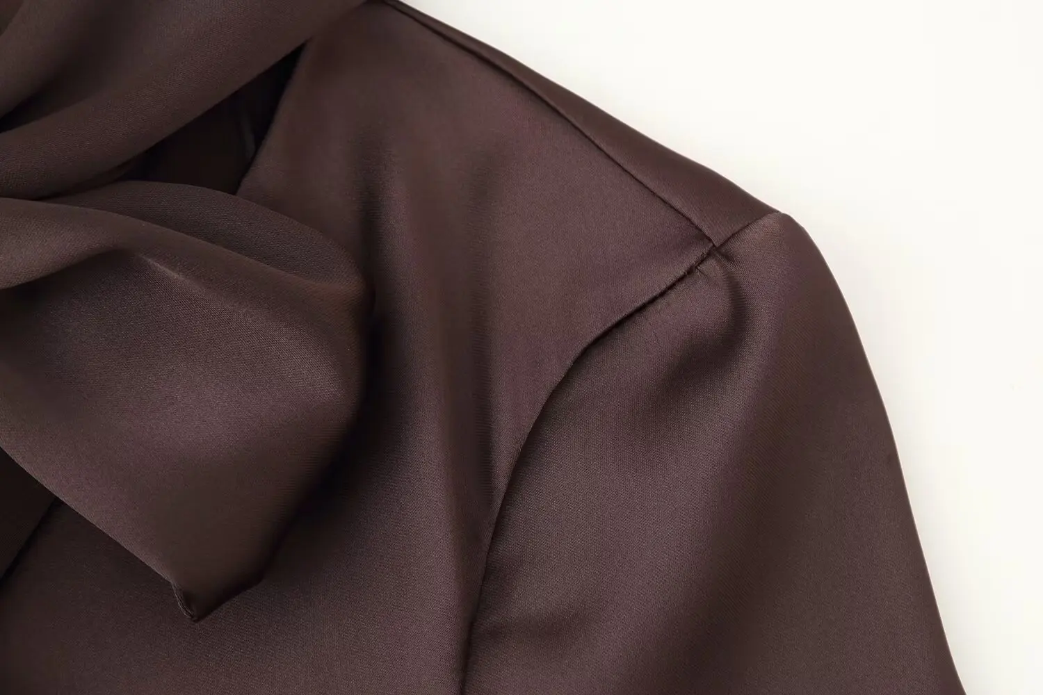 เดรสสไตล์ยุโรปและอเมริกา ผ้าซาตินเนื้อไหมแบบใหม่สำหรับฤดูใบไม้ร่วง สไตล์ผ้าพันคอ เรียบหรู เหมาะสำหรับใส่ไปทำงาน