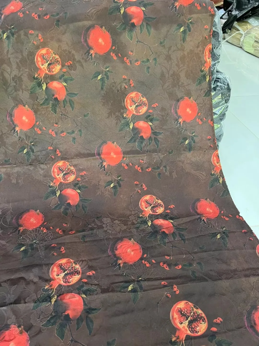 Abito cheongsam in tessuto di seta reale di alta qualità di alta qualità, fiore, rosa, nuvola rossa, abito in filato