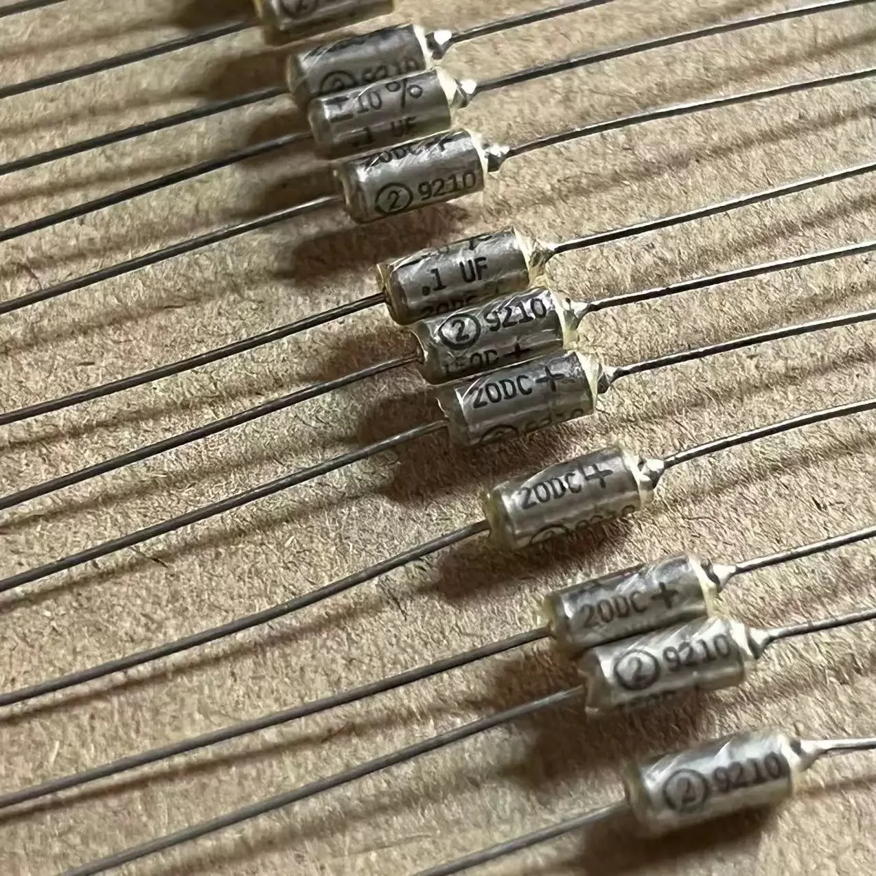 30 قطعة/العلامة التجارية الجديدة الأمريكية 150D104X9020AS 0.1 فائق التوهج 20 فولت حمى الصوت التنتالوم مكثف