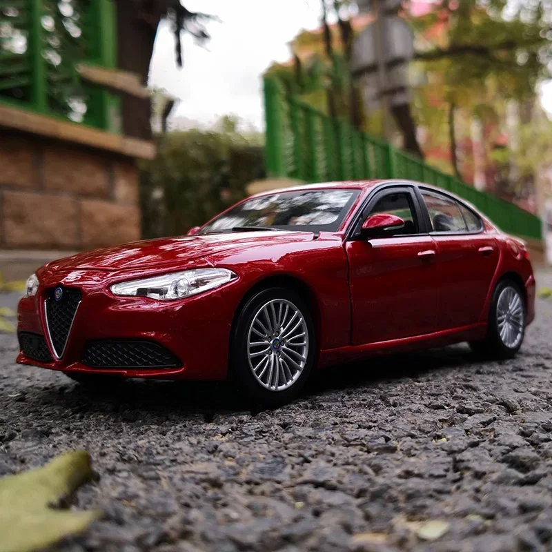 Bburago 1:24 Alfa Romeo Giulia Alloy Car Model Diecast High Simulation Metal Toy Car Model Collection Boy Toy Children Gift B166