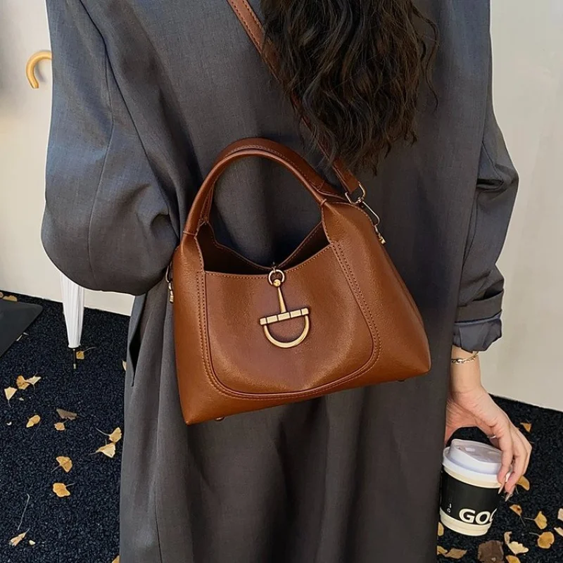 Luksusowa damska torba typu tote wykonana ze skóry w panterkę, o swobodnym, popularnym w Dublince, trwałym i lekkim wyglądzie. ​