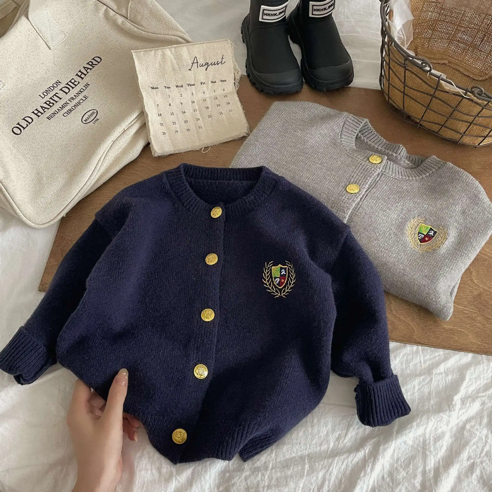 Children\'s sweater cardigan autumn and winter new style for boys and girls college style cardigan top embroidered solid color ve