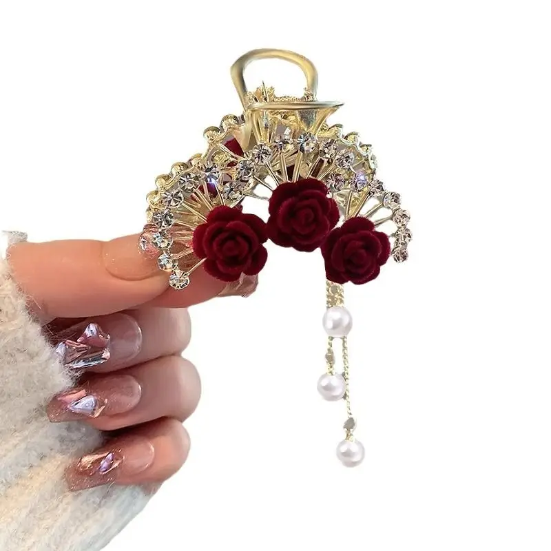 Vrouwen Rood Fluwelen Roos Kwasten Parels Kleine Grijpclip Haarklauw Achterkant van het hoofd Vrouwelijke haaraccessoires Haai Clip Nieuwe hoofddeksels