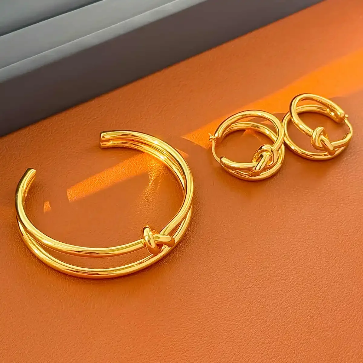 

2025 New Fashion Gold Silver Knot Earrings Bracelet Luxury Set Women Hot Designer Europe America Jewelry Trend