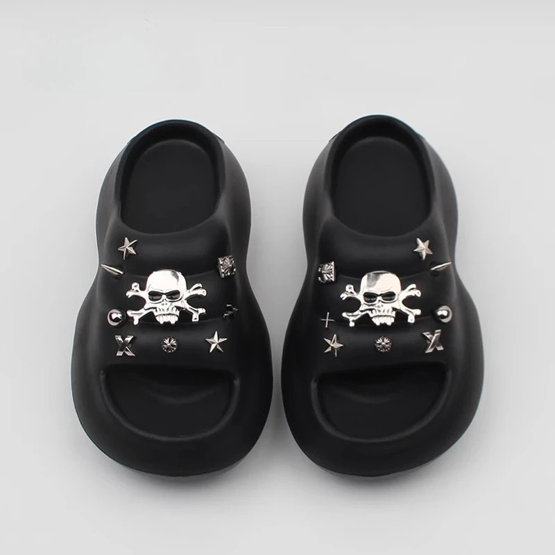 

Модные крутые женские тапочки с заклепками, новые летние стильные модные шлепанцы, пляжная обувь в стиле панк на толстой подошве, увеличивающая рост