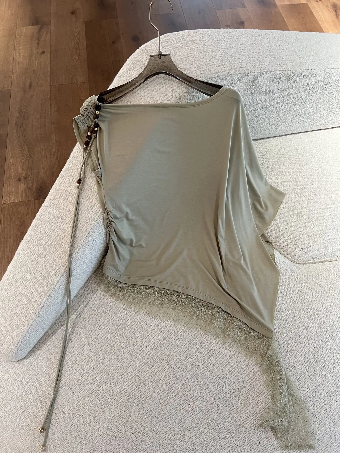 

Сексуальный асимметричный топ с кружевными вставками на одно плечо, женская укороченная рубашка с открытым воротником и коротким рукавом, стройнящий силуэт