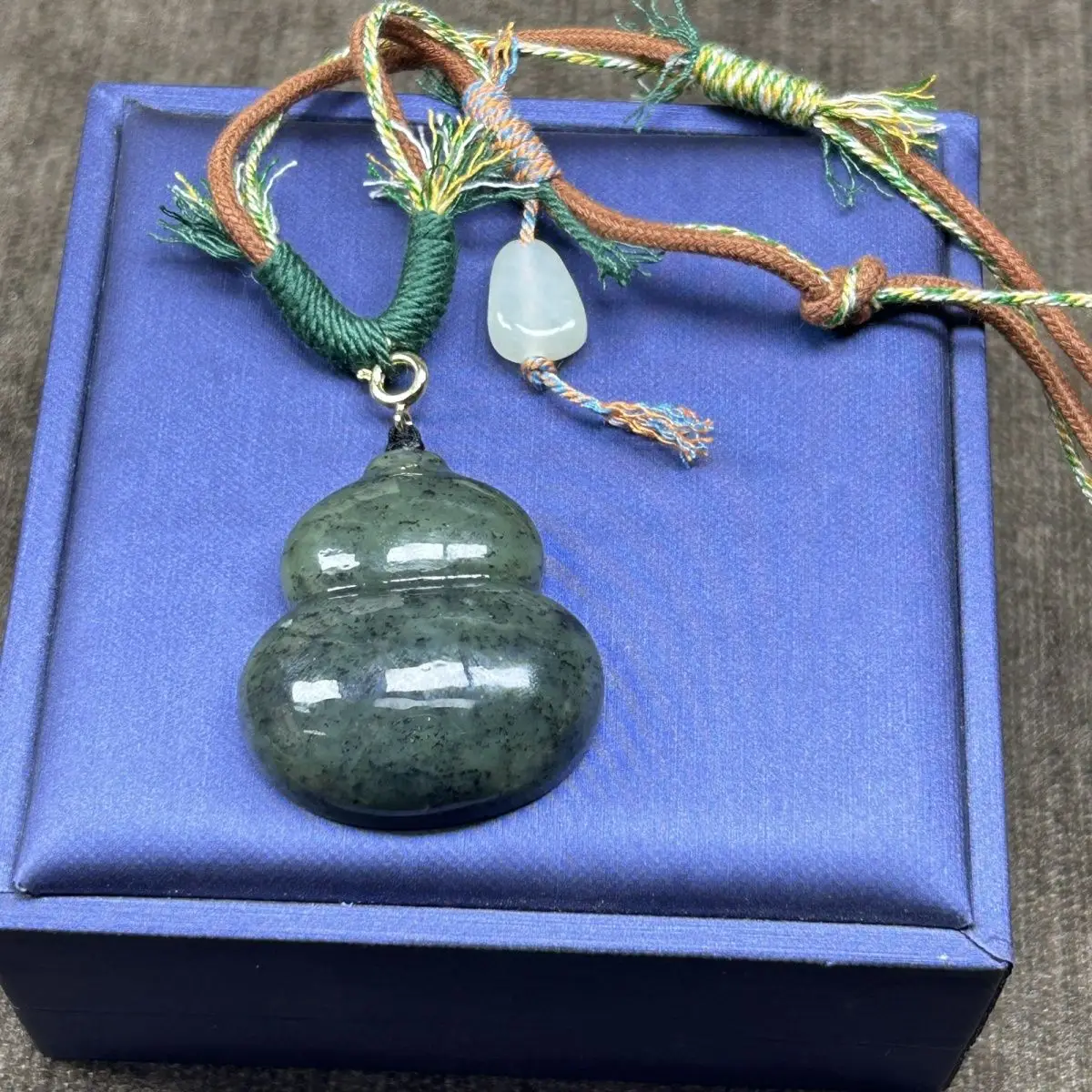

Hetian jade point ink blue and white gourd pendant necklace