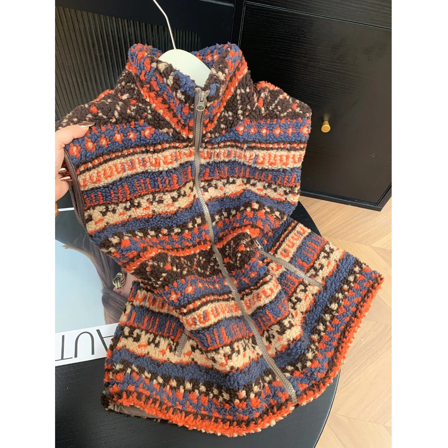 

Утепленный жилет из овечьей шерсти для женщин: повседневный, с воротником-стойкой, в стиле ретро, с тотемным узором, зимняя верхняя одежда, модный женский вариант