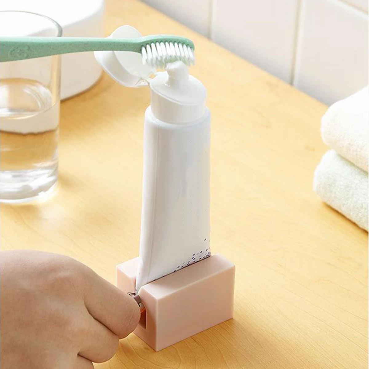 1PC Toothpaste Squeezer Manually Twisting Lazy People to Squeeze Toothpaste