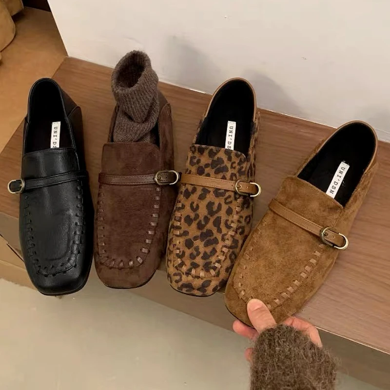 Scarpe basse eleganti in pelle scamosciata con punta quadrata Scarpe basse da donna con fibbia per cintura Comfort Scarpe casual Calzature autunnali Mocassini retrò leopardati da donna