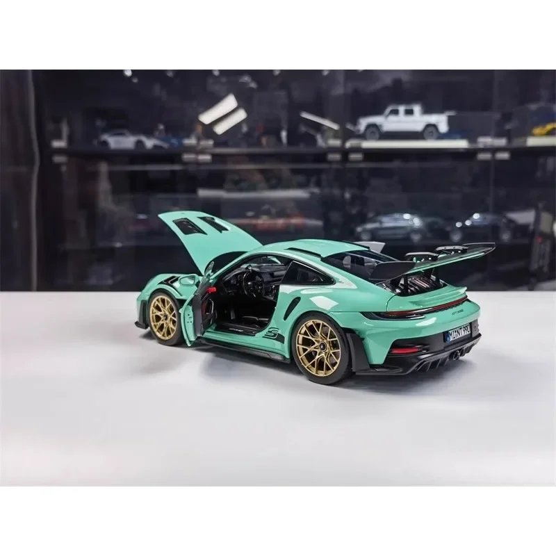 1:18 Porsche 911 992 GT3 RS 2022 alloy simulation static model, children\'s collection toys, holiday gifts for children.