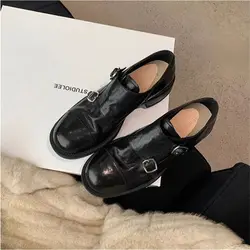 女性の彫刻が施されたスタイリッシュなレザーシューズ,バックル付きの黒いフラットシューズ,カジュアルファッション,春,2024