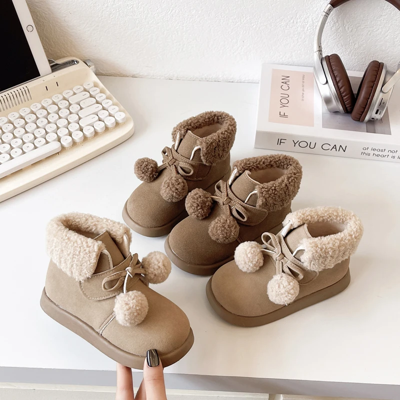 

Зимние ботильоны для девочек, милые элегантные мягкие детские зимние ботинки с комочками волос, теплые универсальные детские модные хлопковые ботинки с круглым носком, новинка