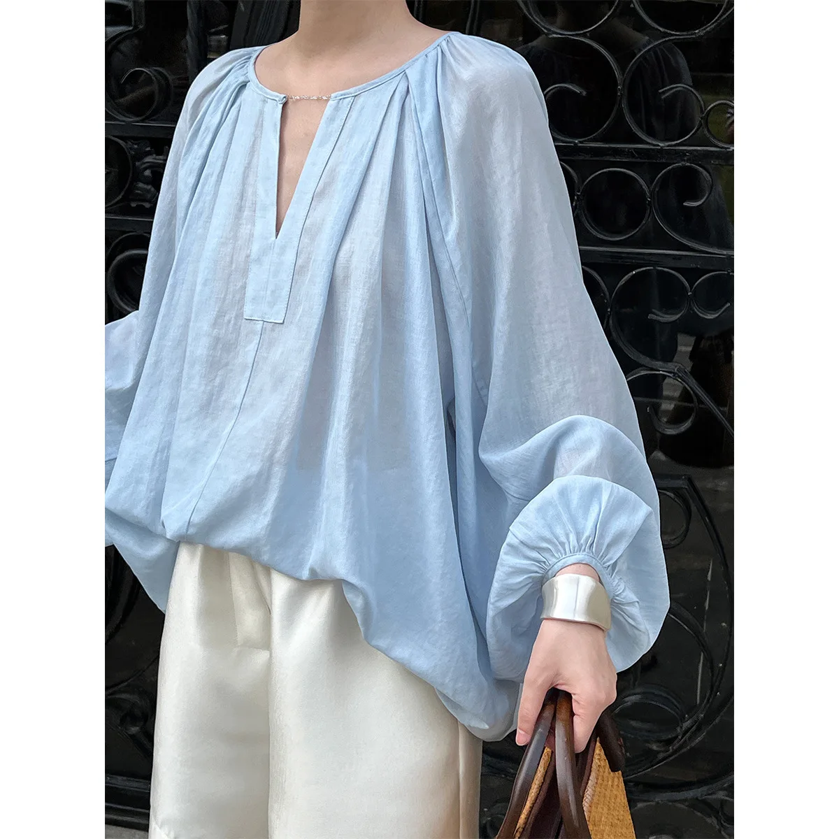 

Повседневная французская двойная цепочка с v-образным вырезом, дизайн с рукавами-фонариками, новинка лета 202, микропрозрачная солнцезащитная рубашка 5063