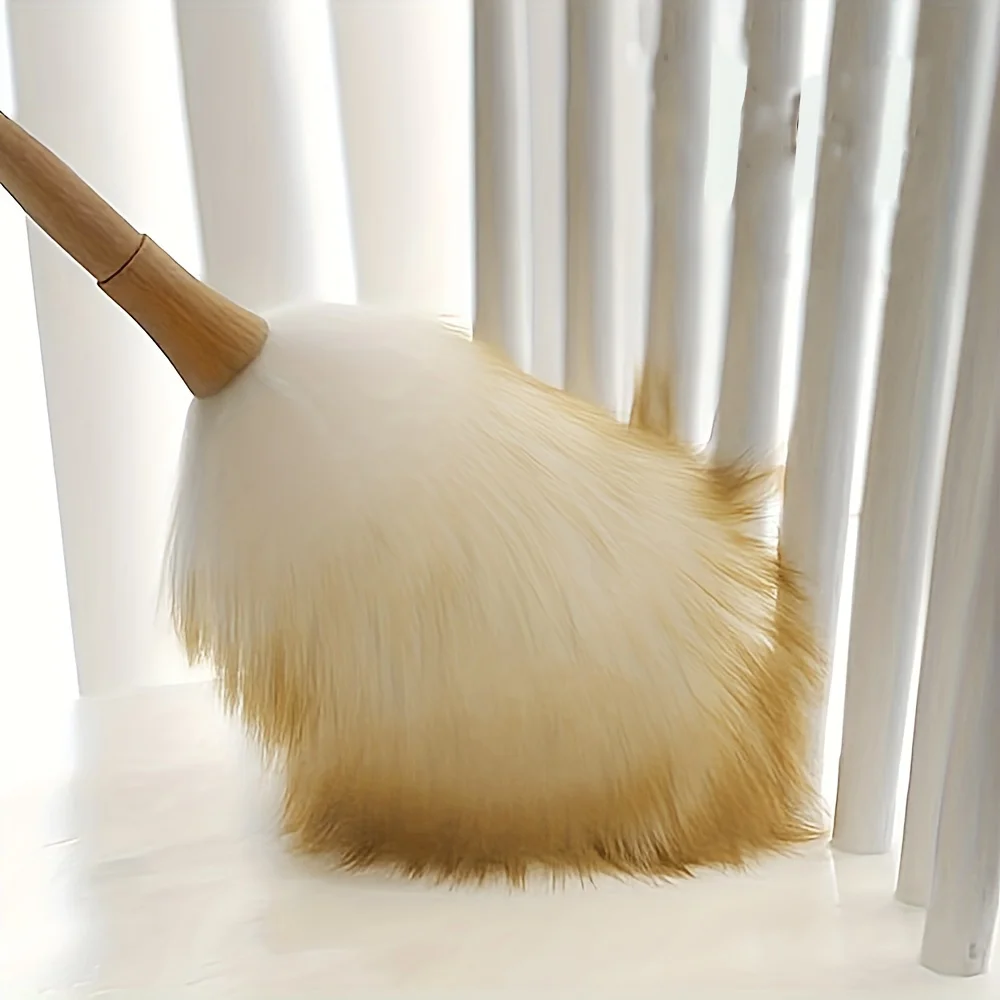 A wool dust remover, wooden handle cleaning brush, cleaning tool, suitable for dusting in cars, offices, and living rooms.