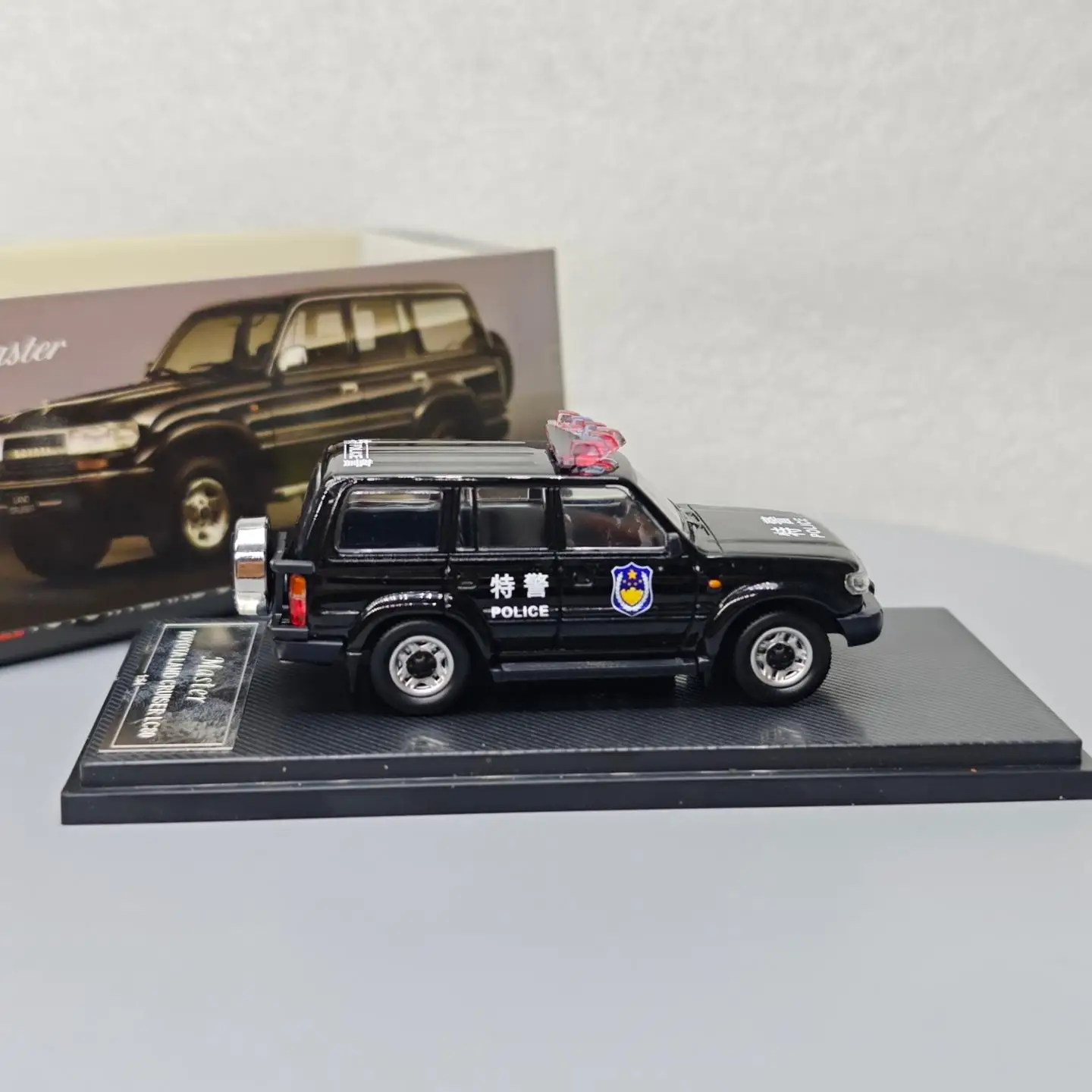 รถโมเดลจำลองโลหะผสม แลนด์ครุยเซอร์ LC80 รุ่นตำรวจพิเศษ ขนาด 1:64 ของสะสม ของเล่น