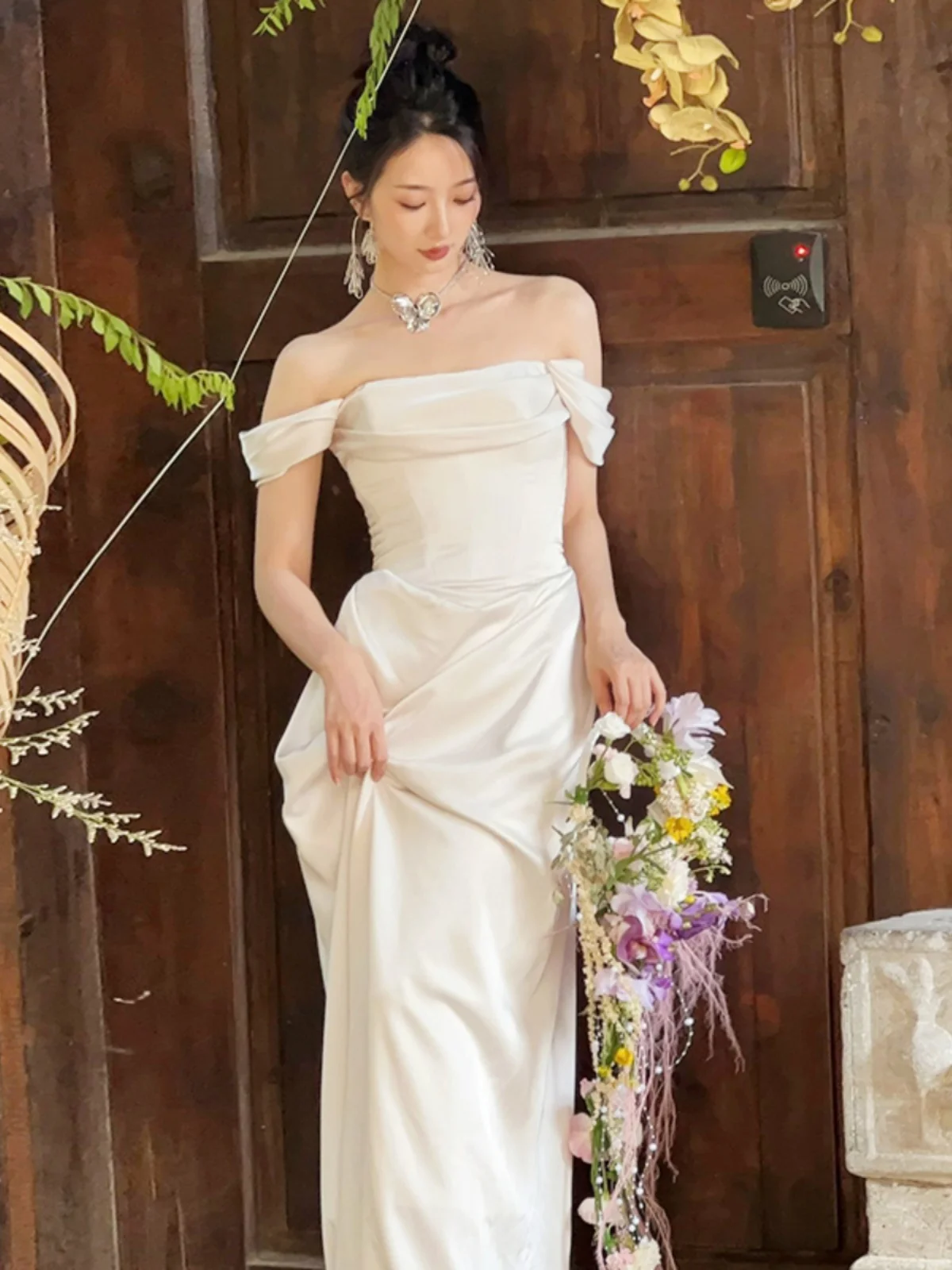 

Элегантное атласное свадебное платье фасона «русалка» на одно плечо с мягким поясом для церемоний на открытом воздухе, лето 2025