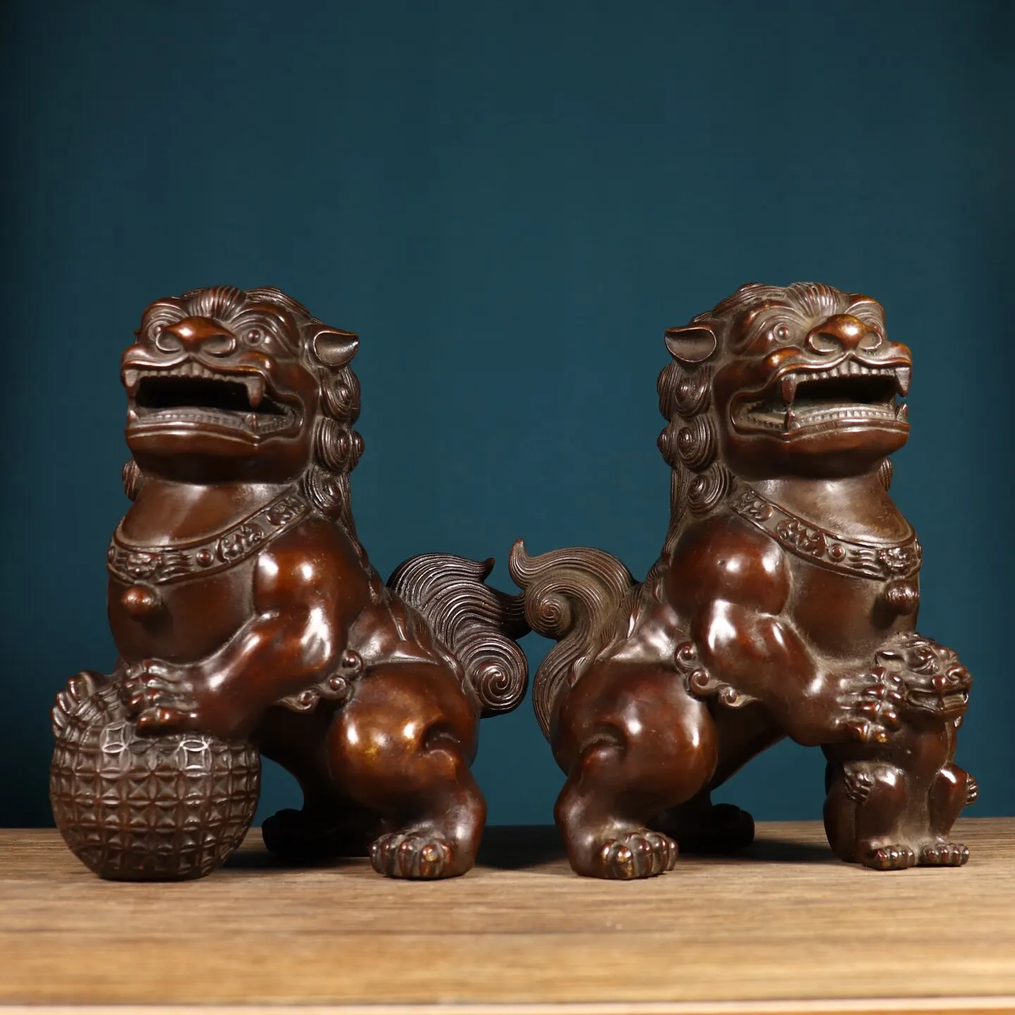 Chinesische Feng Shui Vintage Kupfer-Löwen mit Kugel Statue Paar Glücksbringer für Hauseingang Wohnzimmer Dekoration