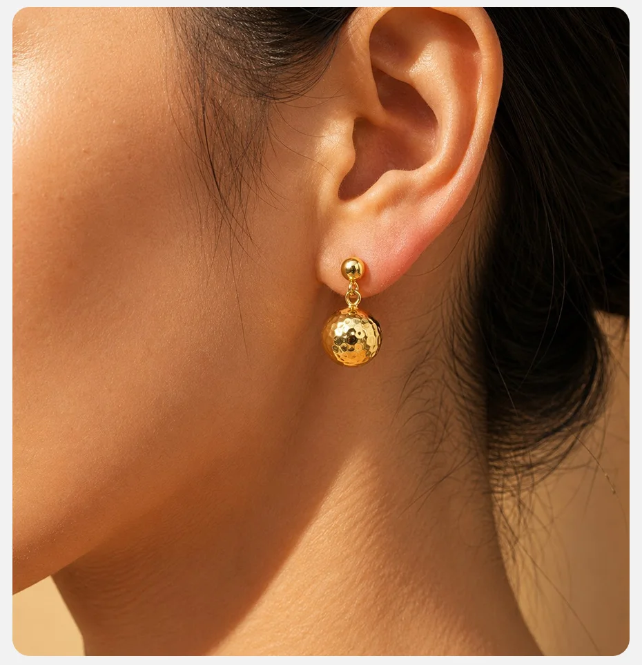 Vnox Minimalistische Vergoldete Perlenohrringe für Damen, Edelstahl Ohrringe mit gehämmerter Kugel, Statement-Ohrringe für den Alltag. – Detail 3