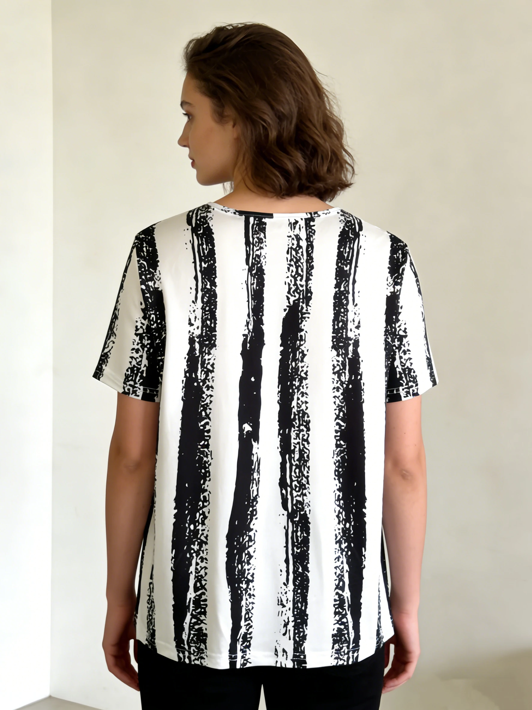 T-shirt à manches courtes rayé noir et blanc, grande taille, avec col en v et embellissements de faux boutons, haut d'été ample et décontracté