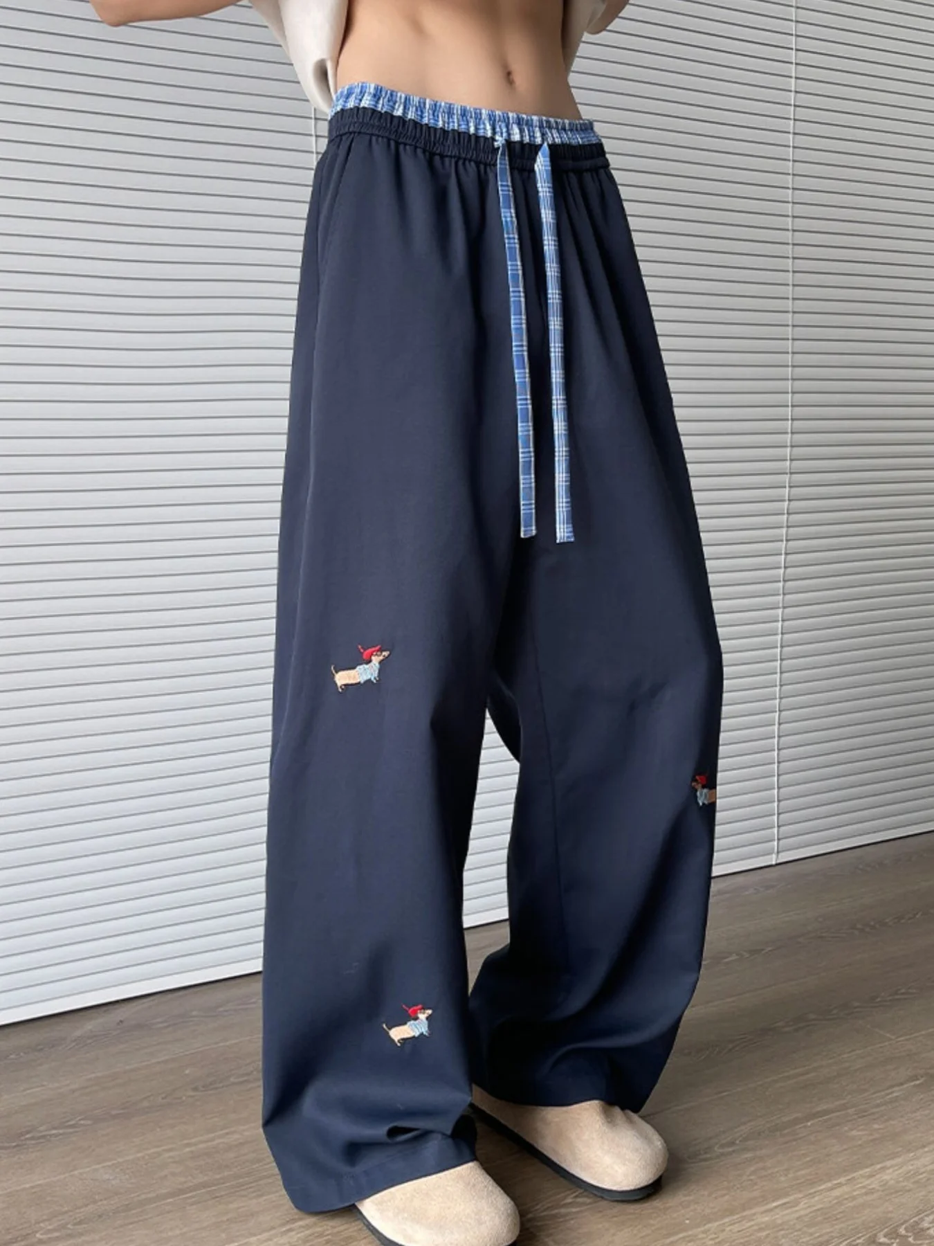 Novas calças esportivas casuais, novas calças de cintura alta para emagrecimento e aumento de altura, calças esportivas casuais de perna reta, estilo americano moderno e moderno, calças de perna reta bloqueadas de cor sólida para mulheres, primavera e outono bordadas