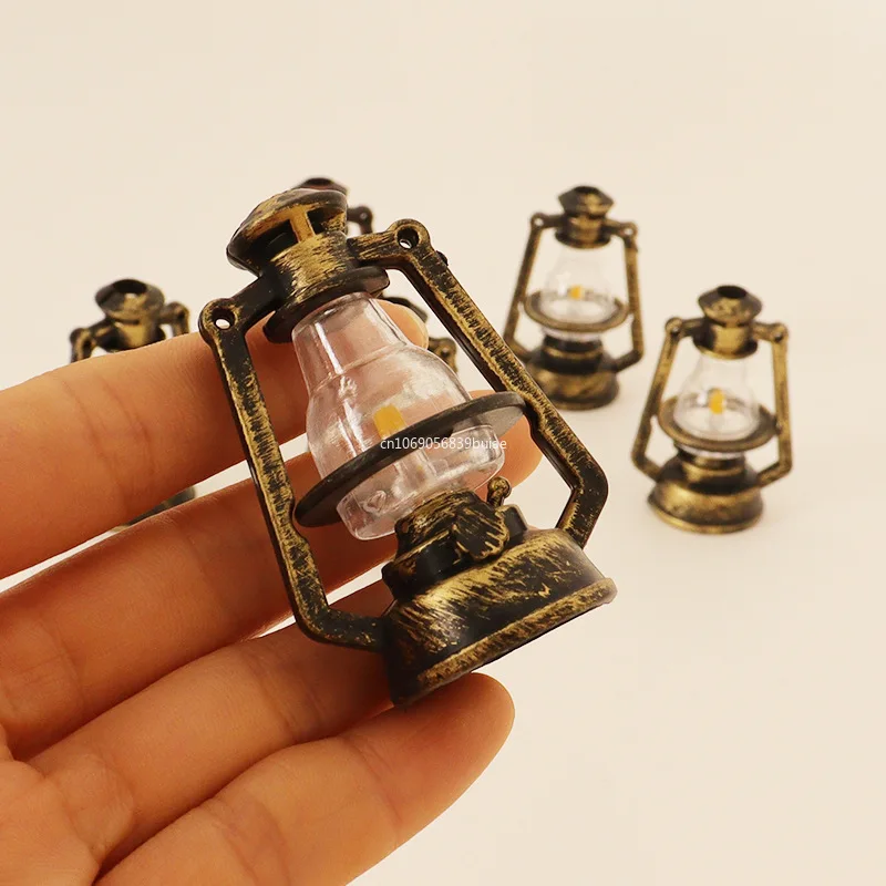 1PCS 1:12 Retro Style Scale Miniature Oil Lamp Dollhouse Accessories Mini Kerosene Lantern Micro Landscape Decor Scene