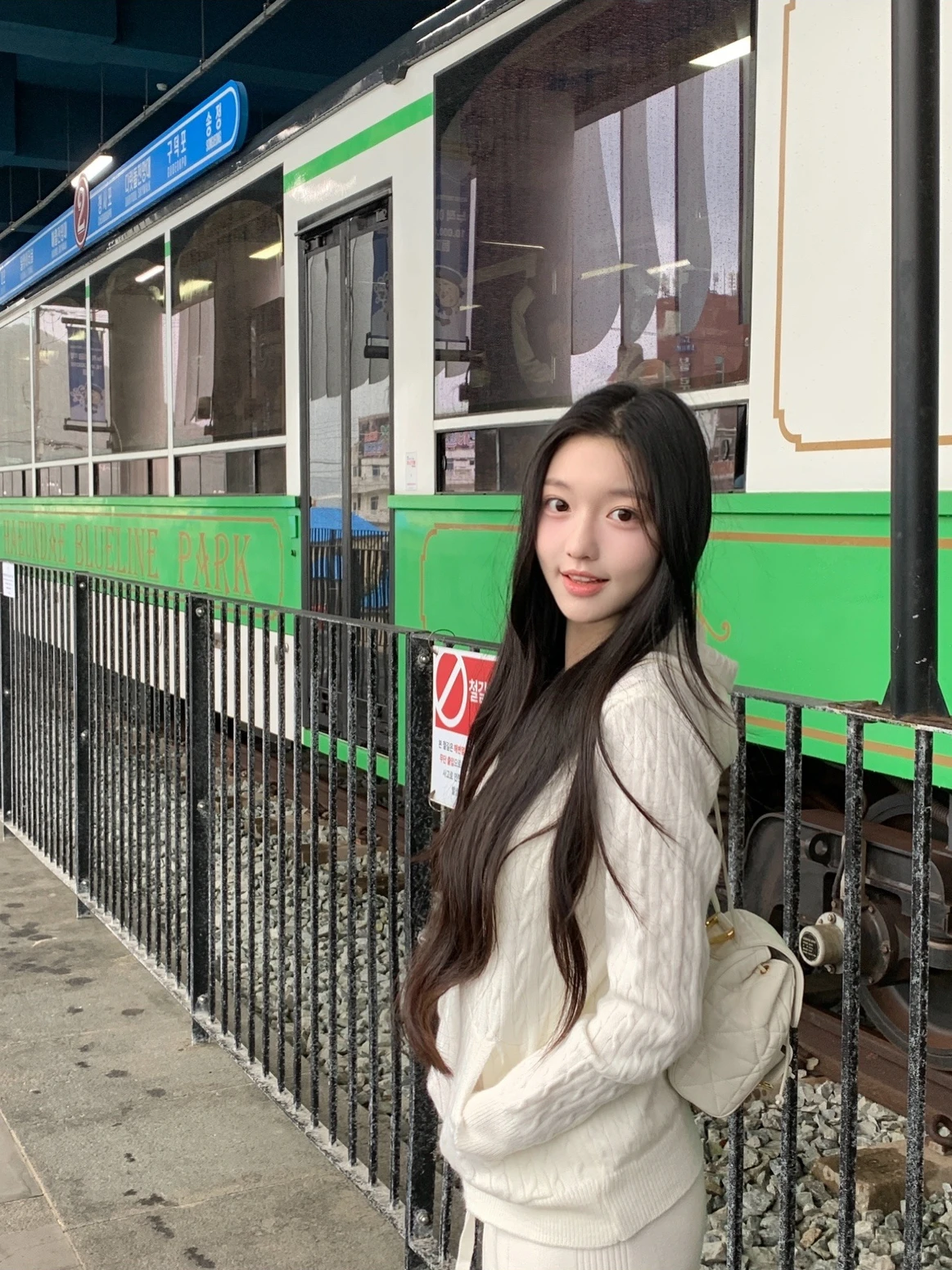 女性のニットウール帽子セーター純粋なツイストニットウェア秋冬ファッションソフト居心地の良いケーブルニットカーディガン女性トップス