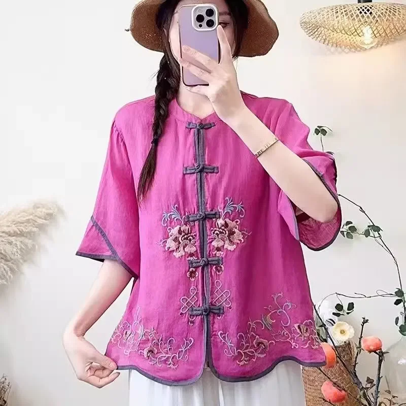 

Женская блузка цвета фуксии с цветочной вышивкой, воротником-мандарином, пуговицами, контрастной отделкой, рукавом до локтя, из хлопка и льна