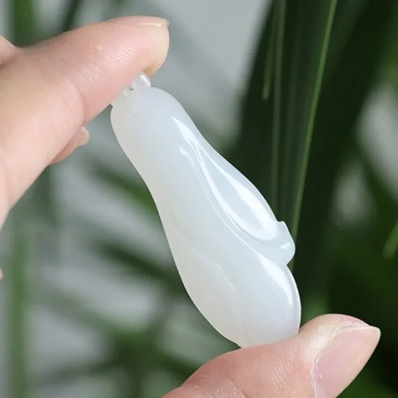 Jade pendant in the shape of magnolia