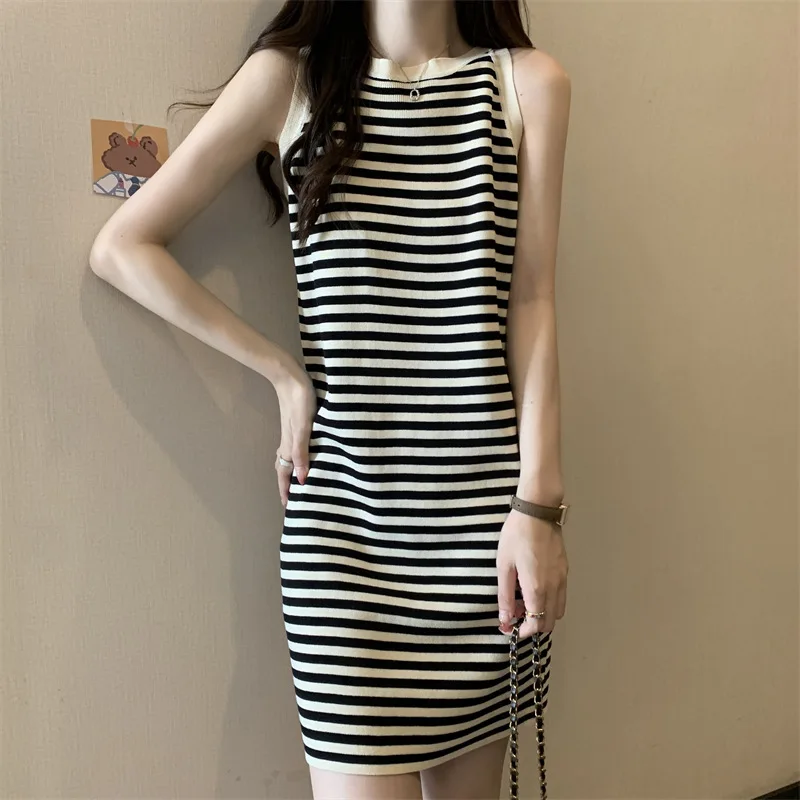 Damenkleid, figurbetont, gestrickt, gestreift, ärmellos, mit Rundhalsausschnitt, für Mädchen, Studentinnen, Damen, schmal geschnitten, neues Sommerkleid mit Streifenmuster und Neckholder-Ausschnitt. – Detail 5
