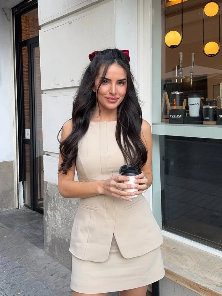 Vestido feminino bege sem mangas PB&ZA 2025 com cintura – definindo cinto branco e bolsos práticos para passeios elegantes