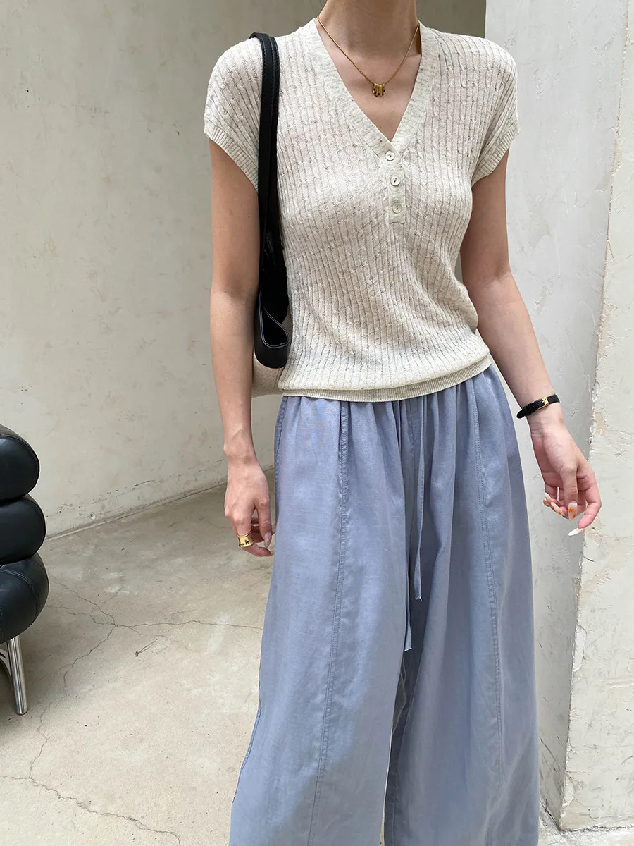 Sommerlicher Damenpullover in unifarbenem Design mit Knopfleiste, V-Ausschnitt und schlankem Schnitt, kurzärmelig. – Detail 28