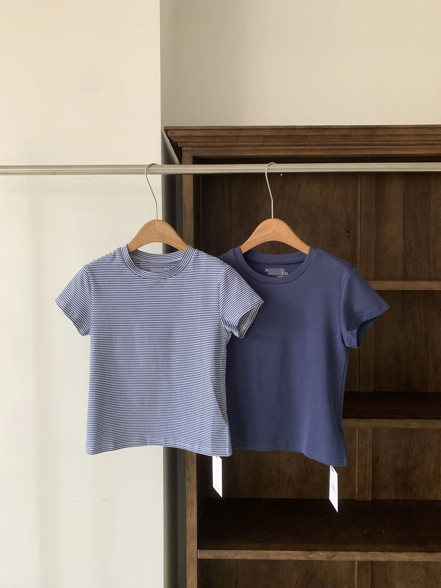 동대문 INS 라운드넥 반팔 슬림핏 숄더 티셔츠 면 00% 플레인 스트라이프 여성용 탑