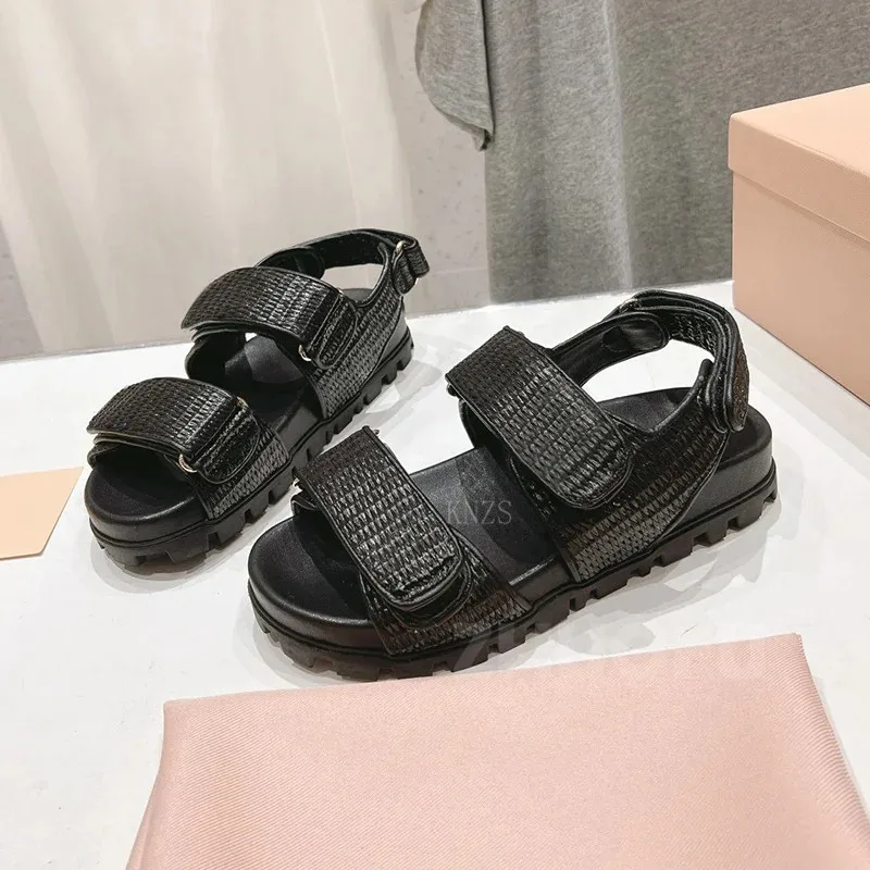 Zomer Nieuwe Ronde Neus Dikke Zool Platte Sandalen Vrouw Weven Bovenste Breedband Open Teen Comfortabele Casual Strand Sandalen Vrouwen 2024