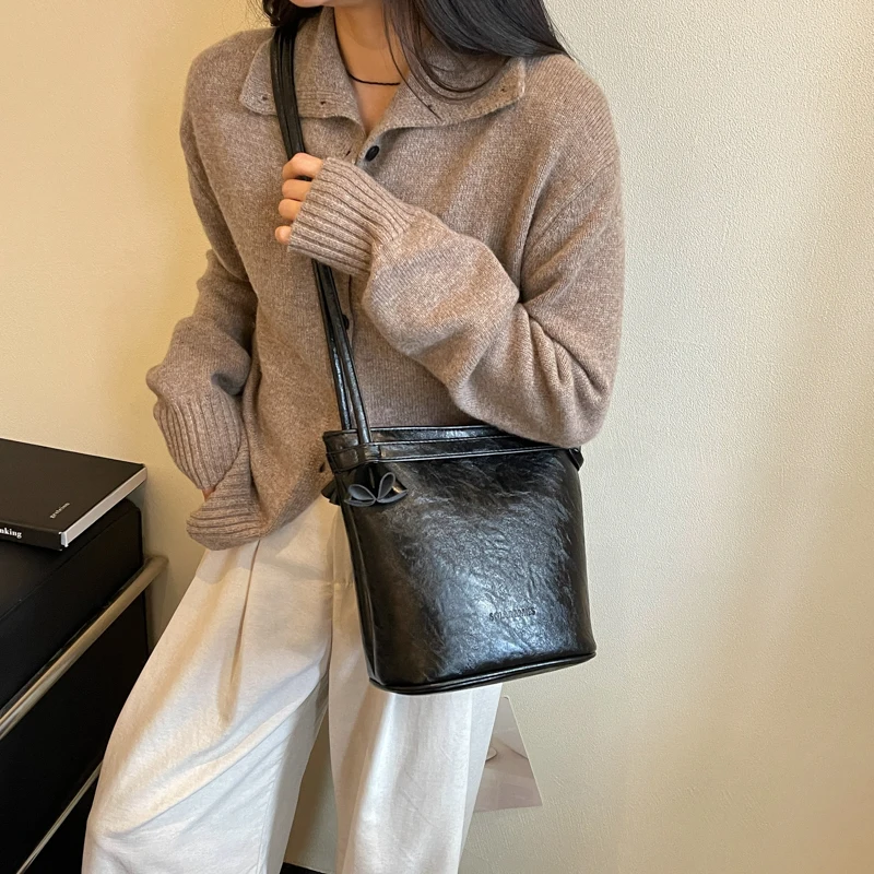 Ladies' soft wrinkled leather bucket bag with drawstring design, underarm shoulder bag, daily commuting large capacity handbag
