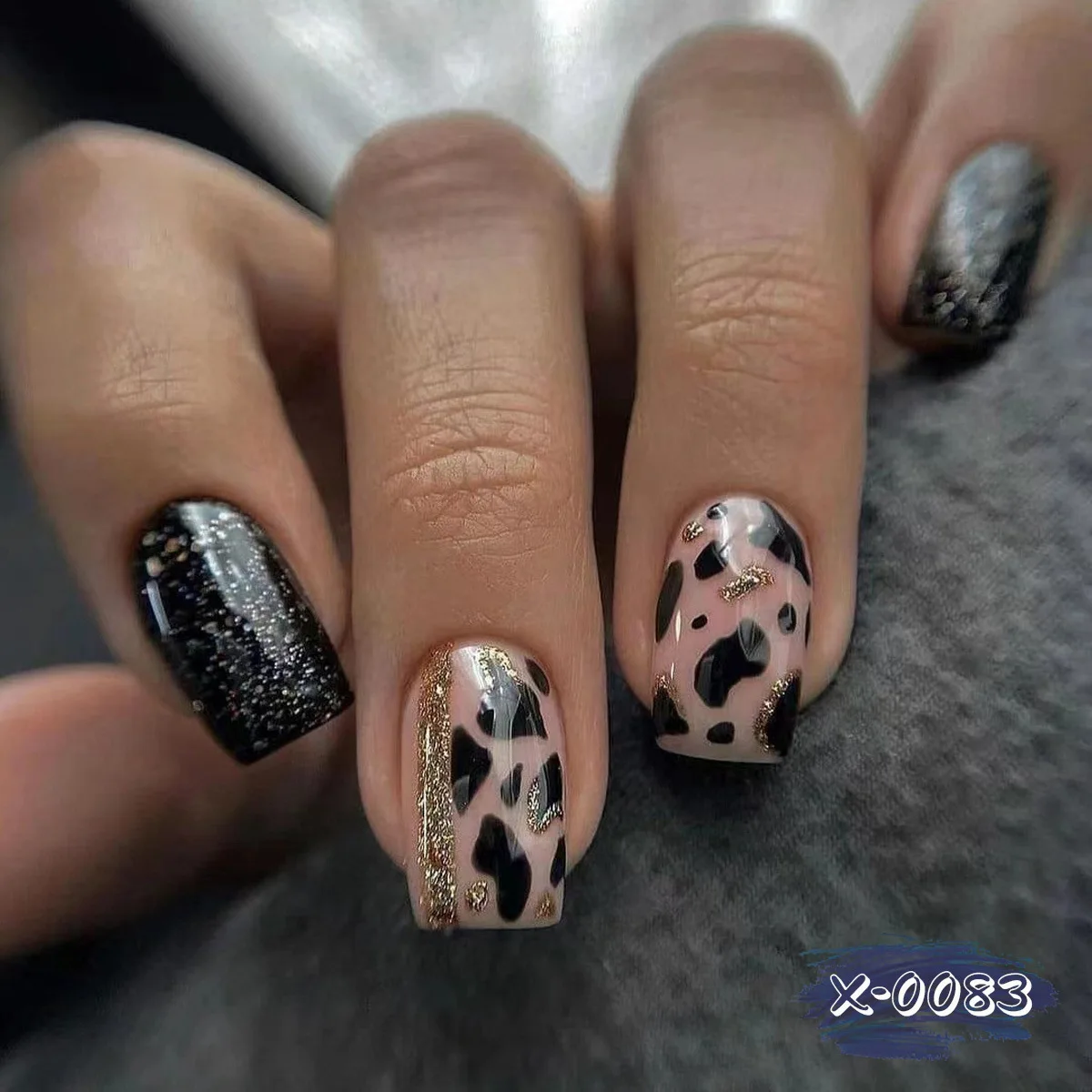 

24Pcs Short Square Head False Nails Golden Shiny Powder Stripes with Design Press on Fake Nails Datachable Full Cover Nails Tips