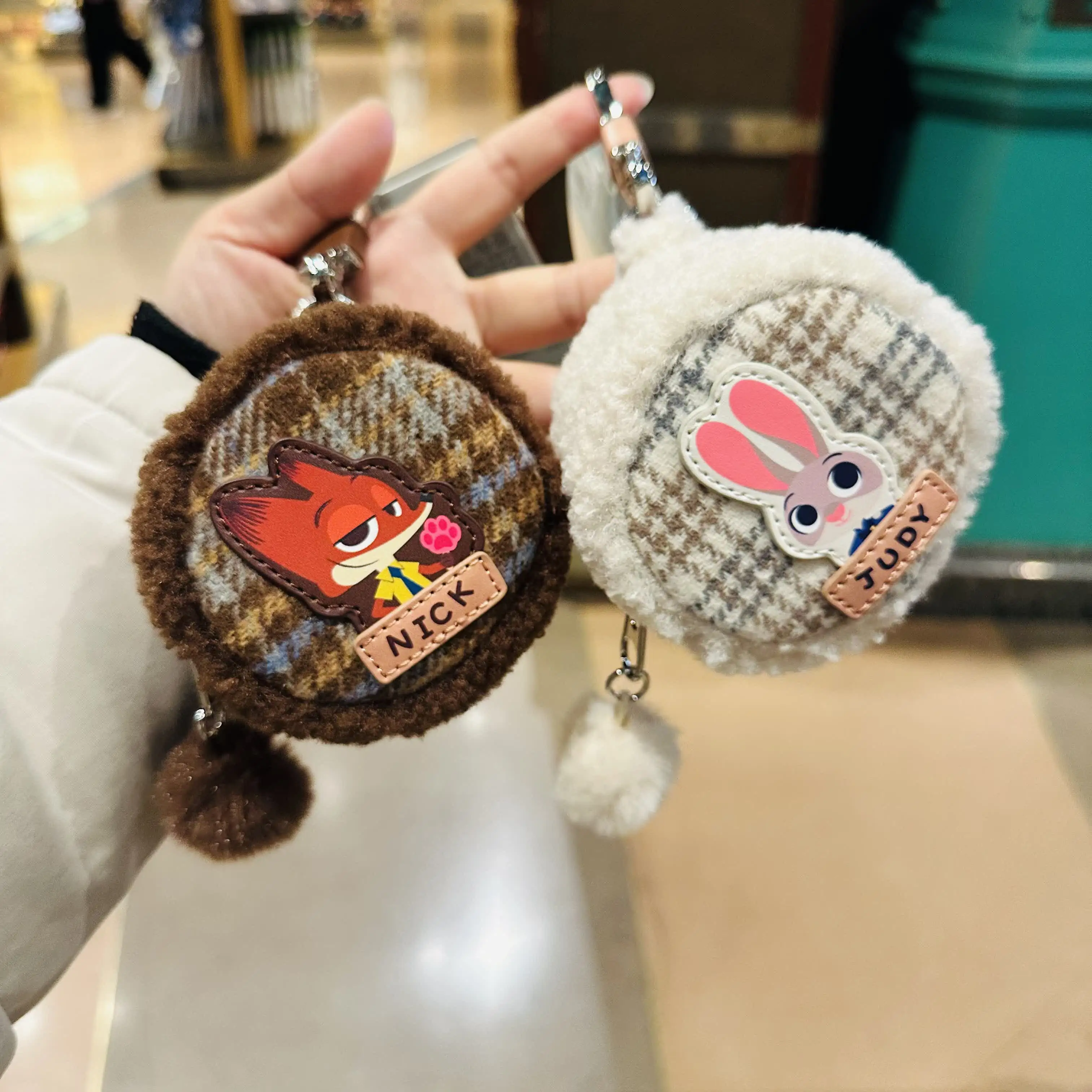 

Disney Zootopia Judy & Nick Cartoon Couple Earphone Case, Coin Purse, Backpack Charm – Perfect Valentine’s Day Gift