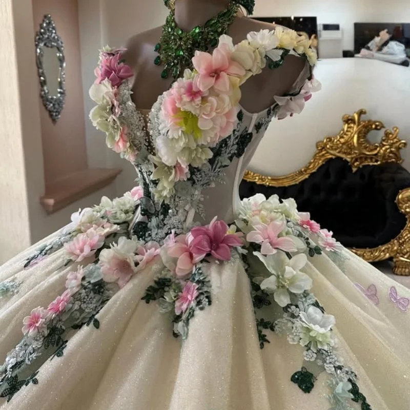 グリーンのキンセアニェーラドレス、クリスタルグリッター、3Dフラワーデカール、レースレイヤリング、ロングテール、ボウ、ベスティドス・デ・15、キンセアニェーラ ﻿ カスタマイズ