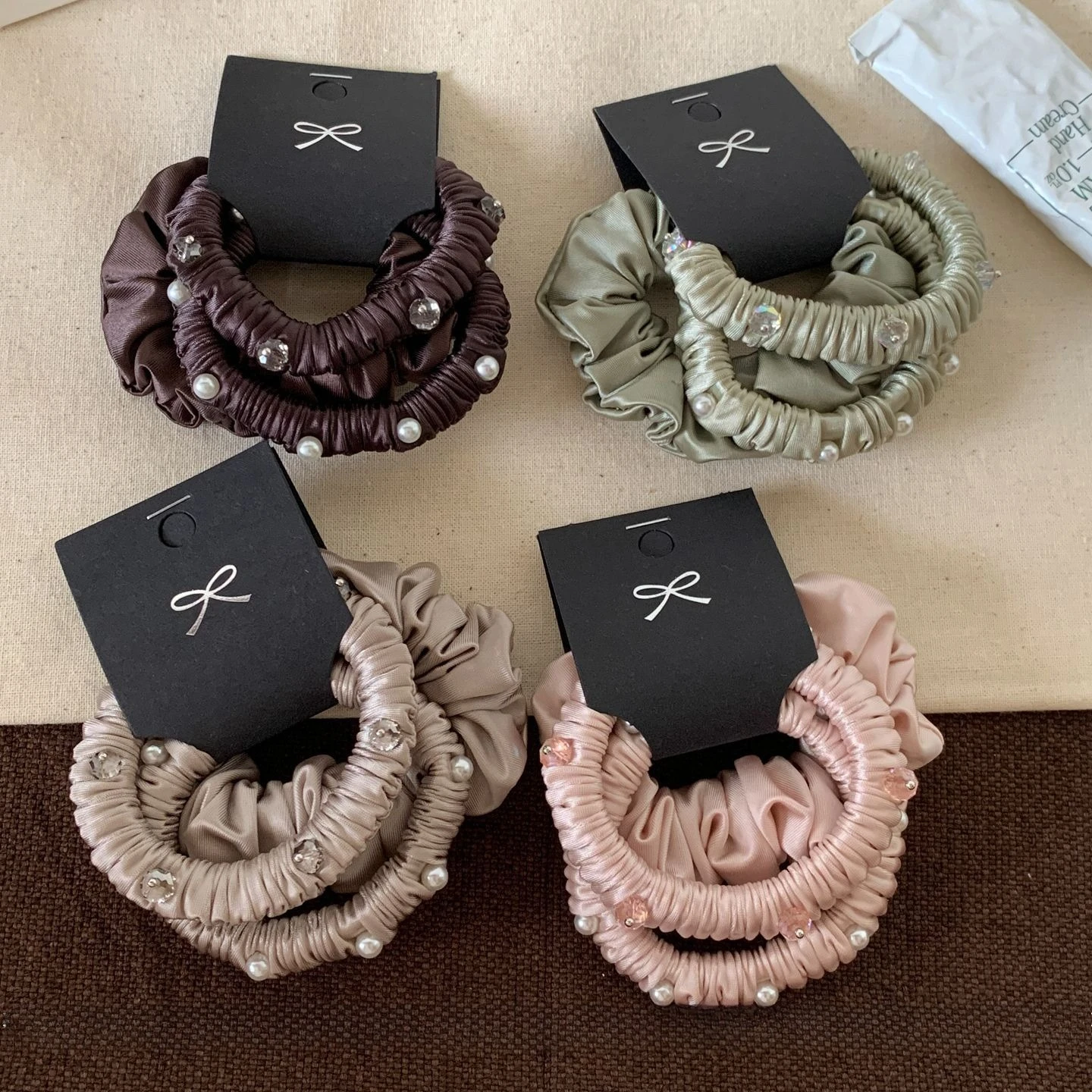 3 Stück Einfache Perlen-Kristall-Haargummis Hochelastische Schlichte Satin-Plissee-Scrunchies Haaraccessoires Satin-Falten-Haargummis – Detail 3