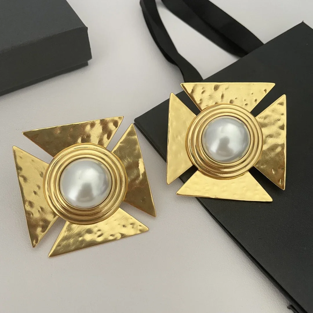 

2025 New Designer Top Quality 24K Gold Plated Square Pearl Ear Clip Large Earring Women Luxury Jewelry Boutique Trend