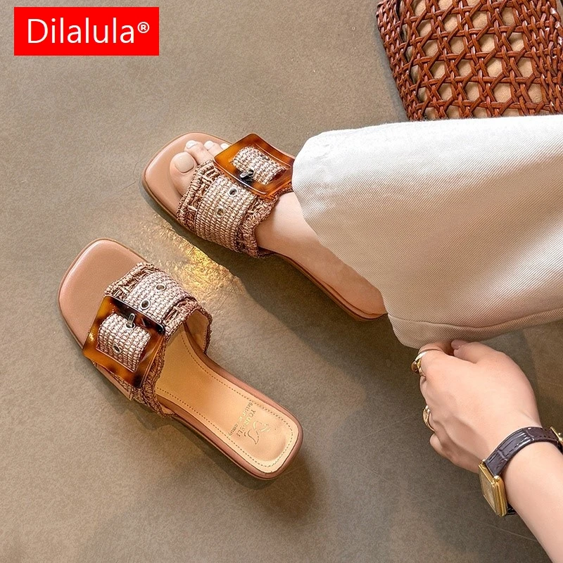 

Dilalula 2025, соломенные тапочки с пуговицами на поясе, женские плетеные шлепанцы на низком каблуке для отпуска, женские летние кожаные сабо для отдыха