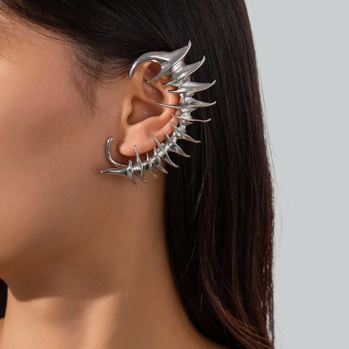 Neuer Punk Gothic Dornen-Skelett Unregelmäßiger Metall-Ohrclip Ohne Piercing Nischen-Edgy Ohrschmuck Unisex Trendiges Geschenk