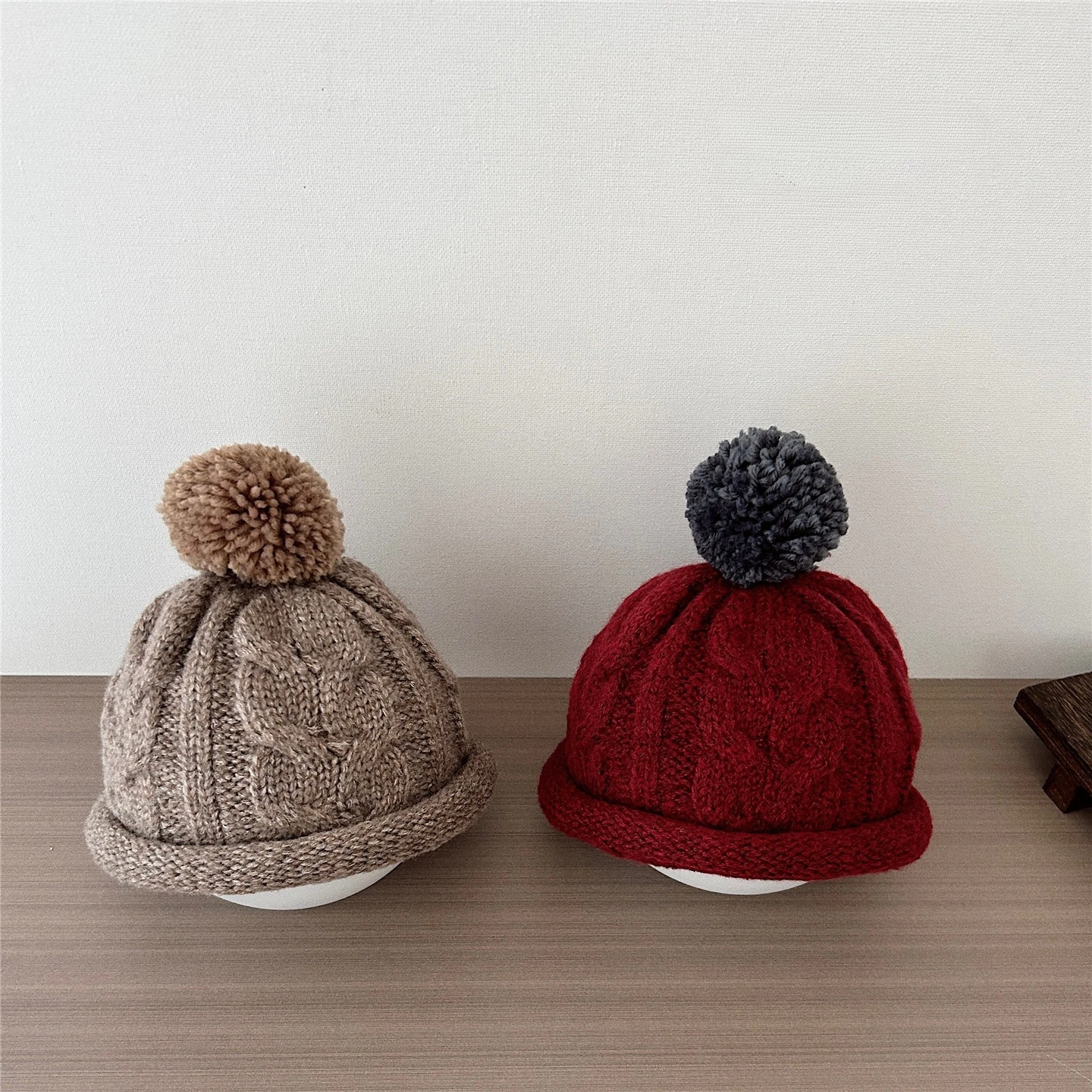 

Детская шапка на осень/зиму, милые вязаные шарики, теплые вязаные шапки с капюшоном в стиле ретро с загнутыми краями, детские шапки для защиты ушей для мальчиков и девочек