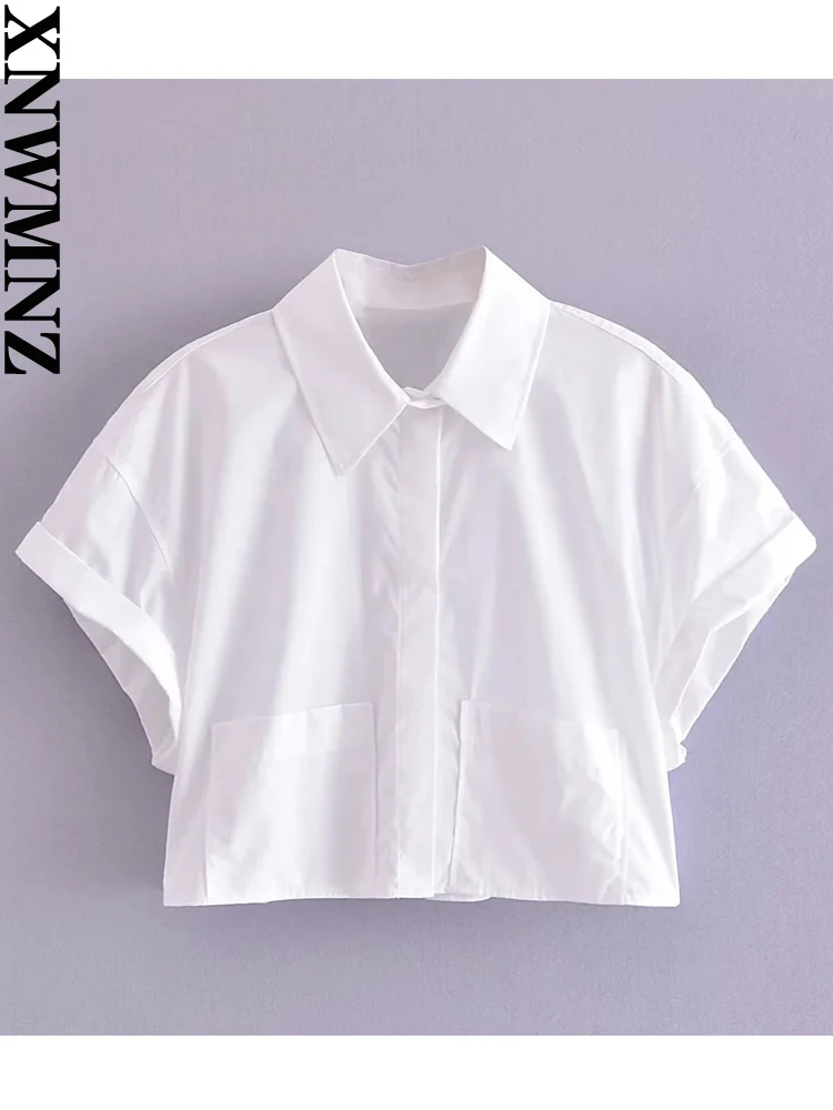 Xnwmnz Vrouwen Mode Crop Poplin Shirt High Street Revers Hals Korte Mouw Patch Front Knoop Vrouwen Chique Blouse