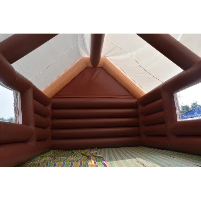 สีน้ําตาล Inflatable Log Cabin ฤดูหนาว House Cabin เต็นท์หลังคาสีขาวกลางแจ้งสกี Lodge ไอริชผับบาร์สําหรับงานปาร์ตี้โฆษณา