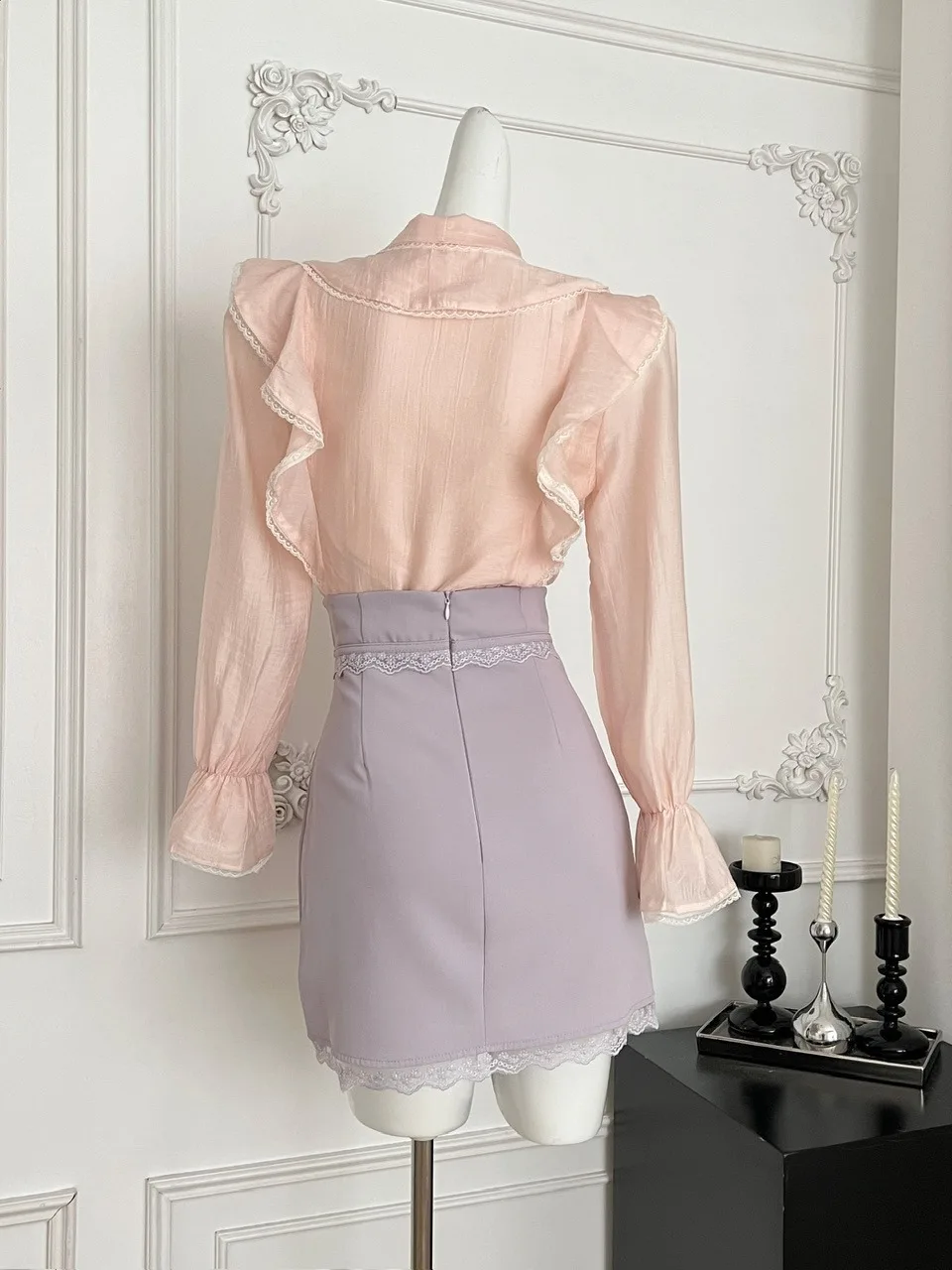 طقم أنيق من قطعتين يتكون من قميص بأسلوب حلو وتنورة عالية الخصر مع ربطة عنق، تصميم نحيف وعصري للنساء في فصل الخريف