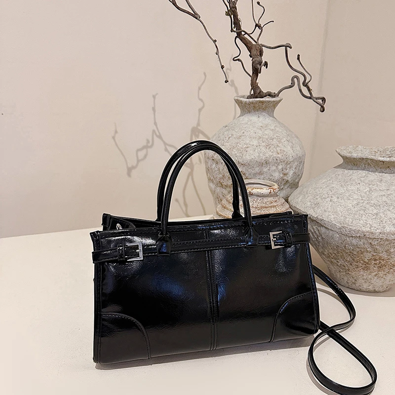 Stylish Minimalist Unique Vintage Fashionable Tote Bag With Letter Logo And Large Capacity For Casual Women Commuter Use