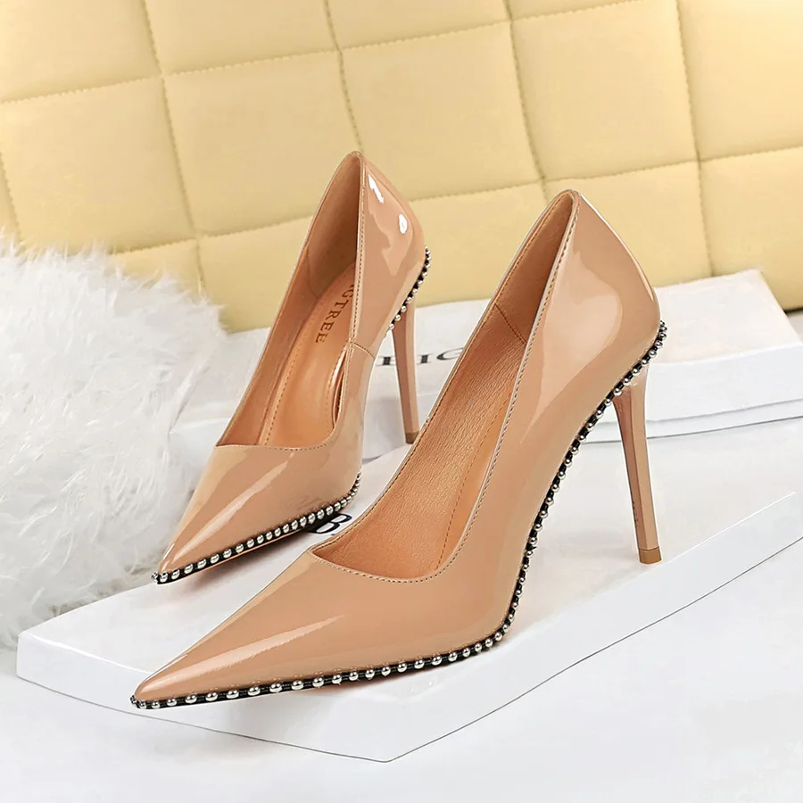 

2022 Brand Women White High Heels Rivets Pumps Office Lady Patent Leather Stiletto Green Heels Scarpins Valentine Prom Shoes