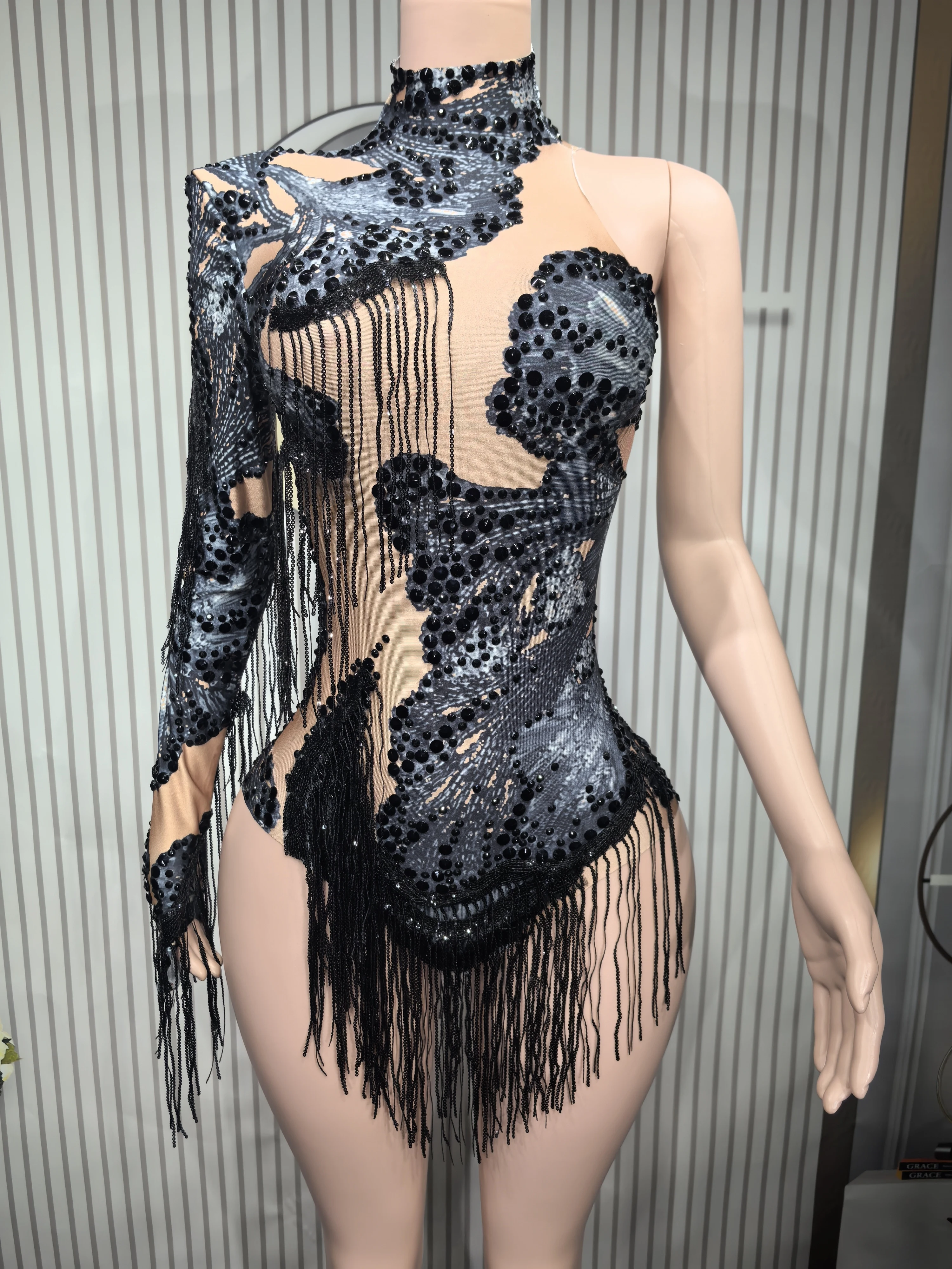 Рисунок 3 - Сексуальный узкий купальник для певицы